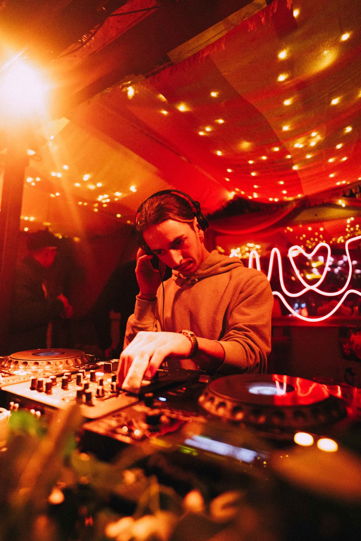 DJ au travail sous les lumières rouges de La Scaletta