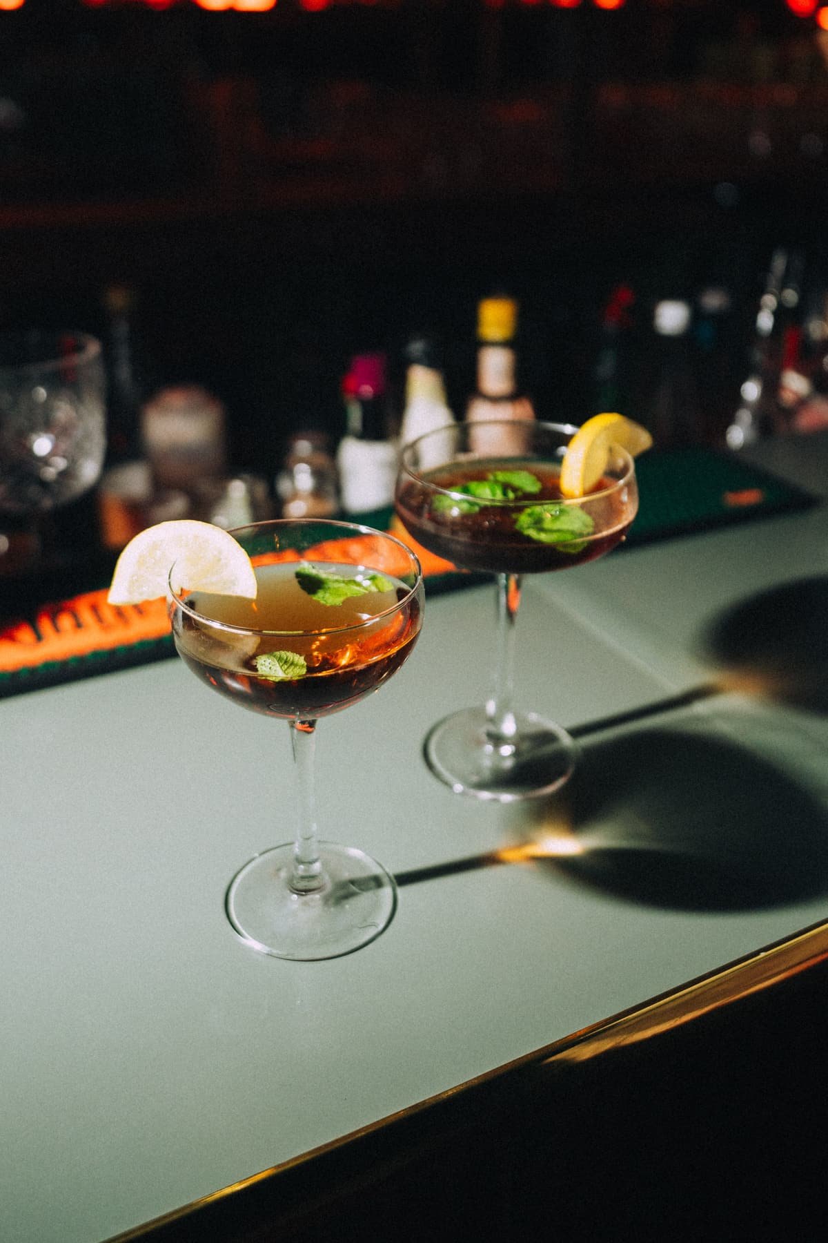 Cocktails photographiés sous la lumière du bar