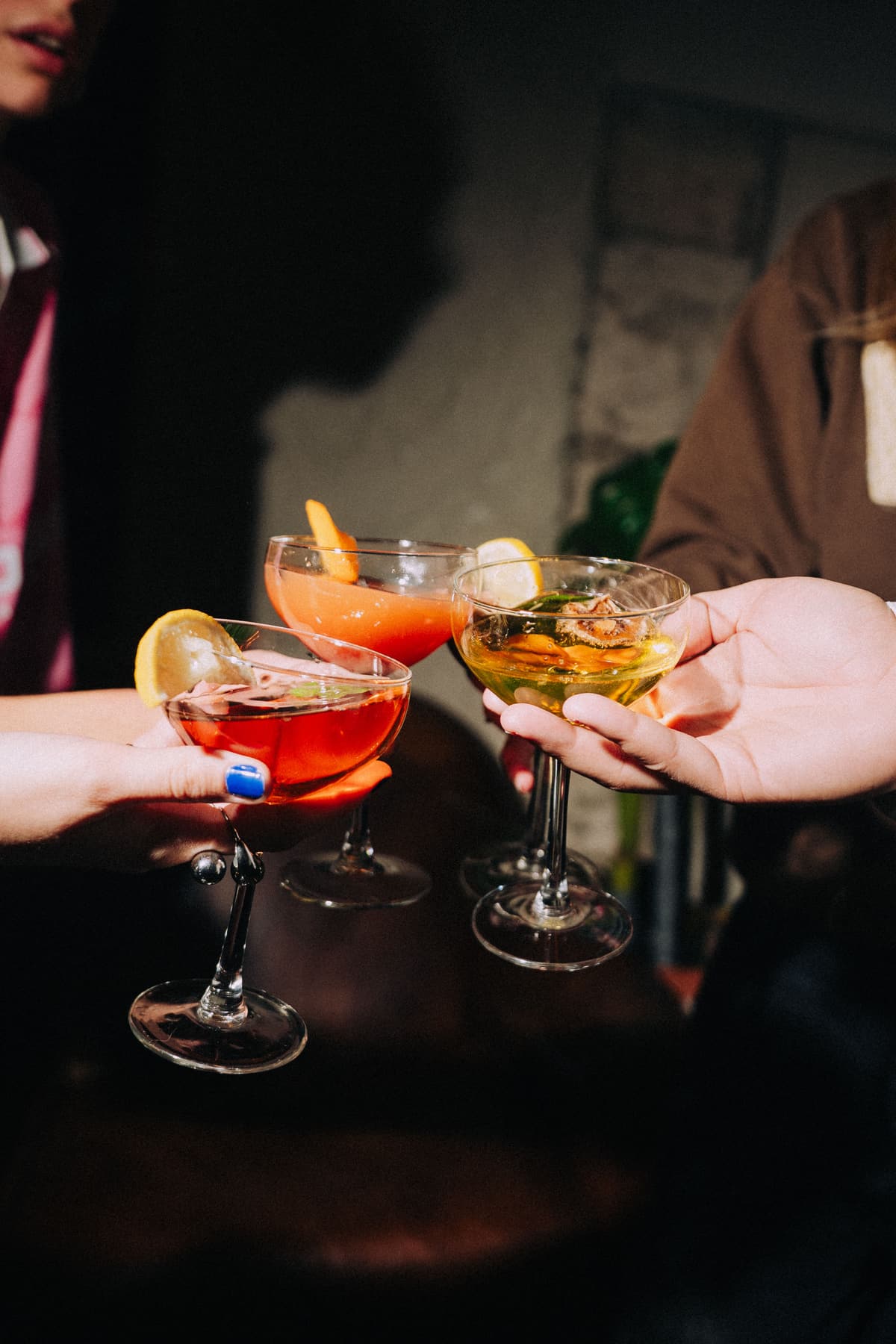 Plusieurs mains réunissent des cocktails