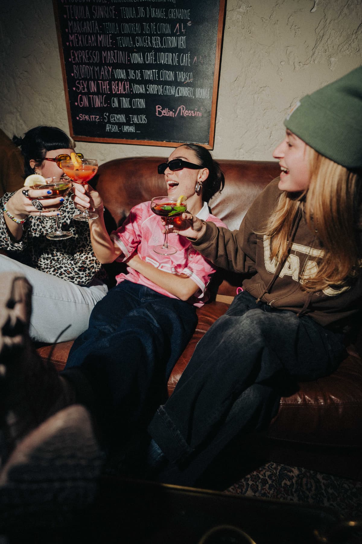 Groupe d'amis réuni autour de cocktails