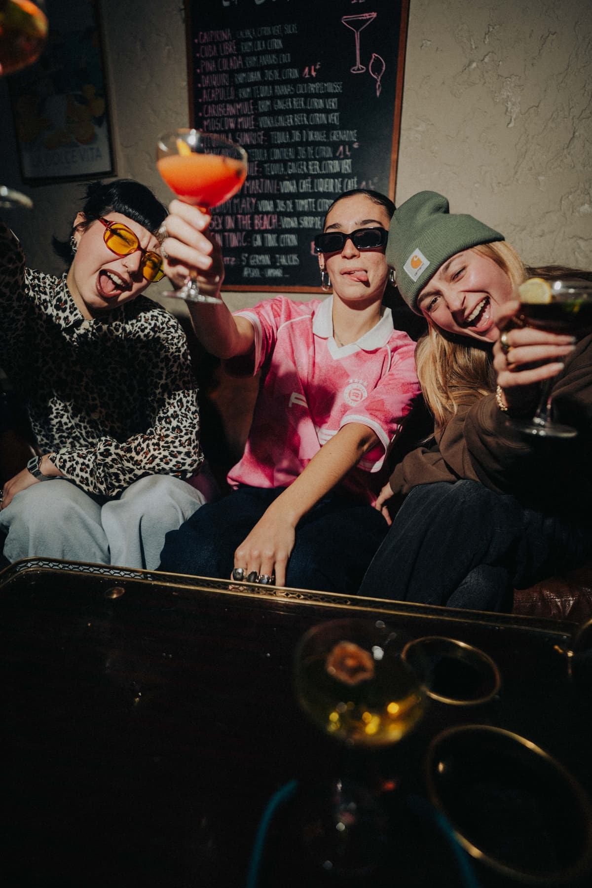 Groupe échangeant avec des cocktails dans la soirée