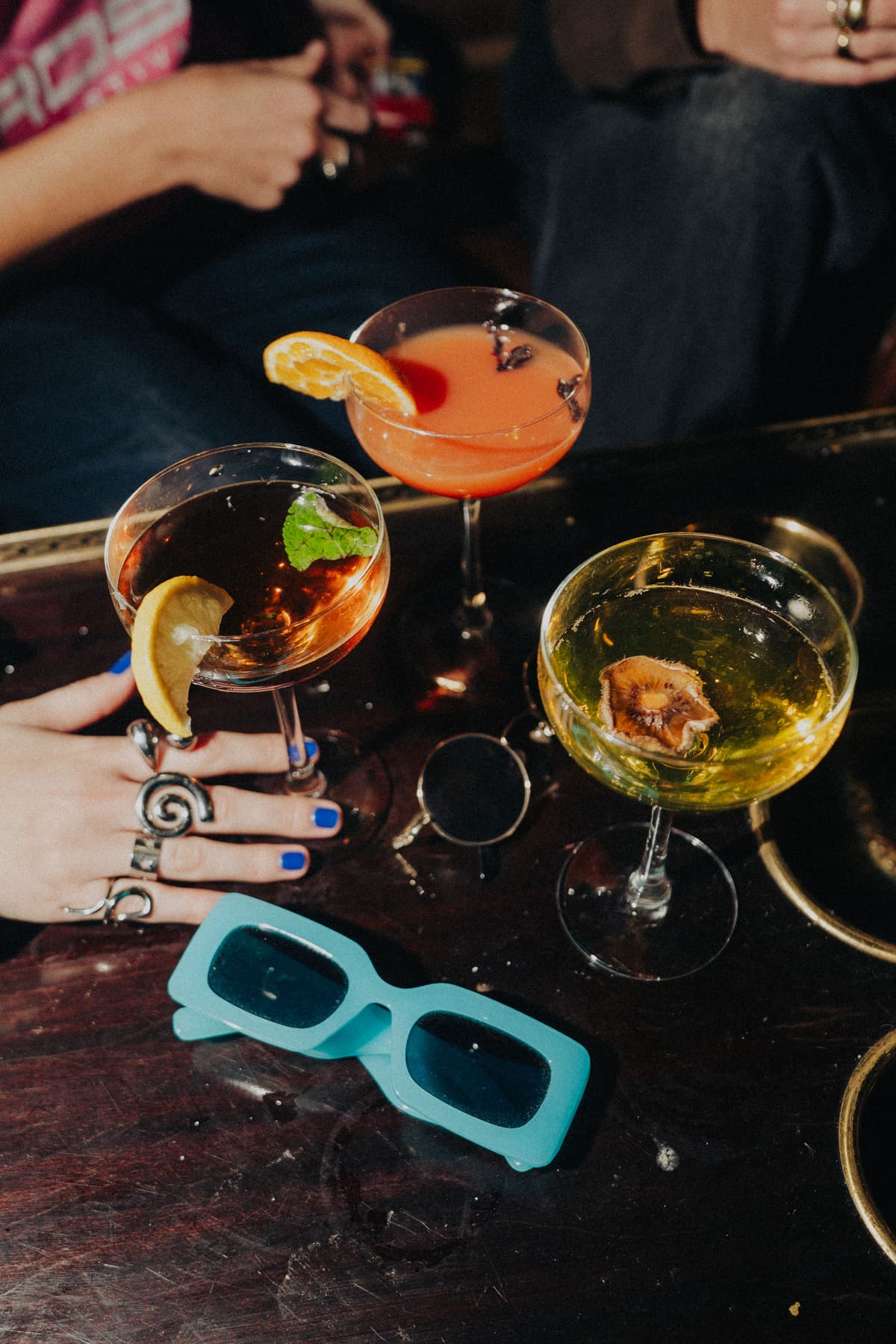 Cocktails vus de près sur une table