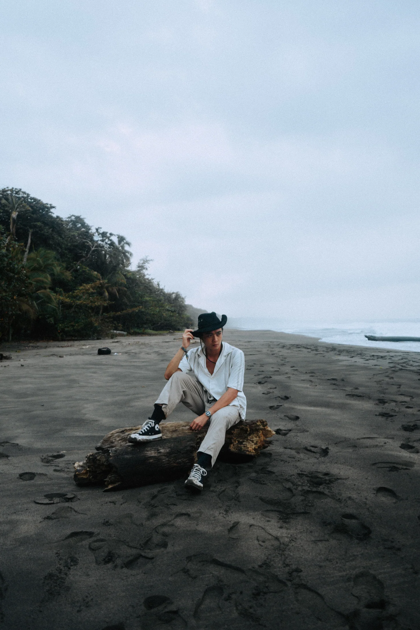 Steve sur une plage avec une caméra