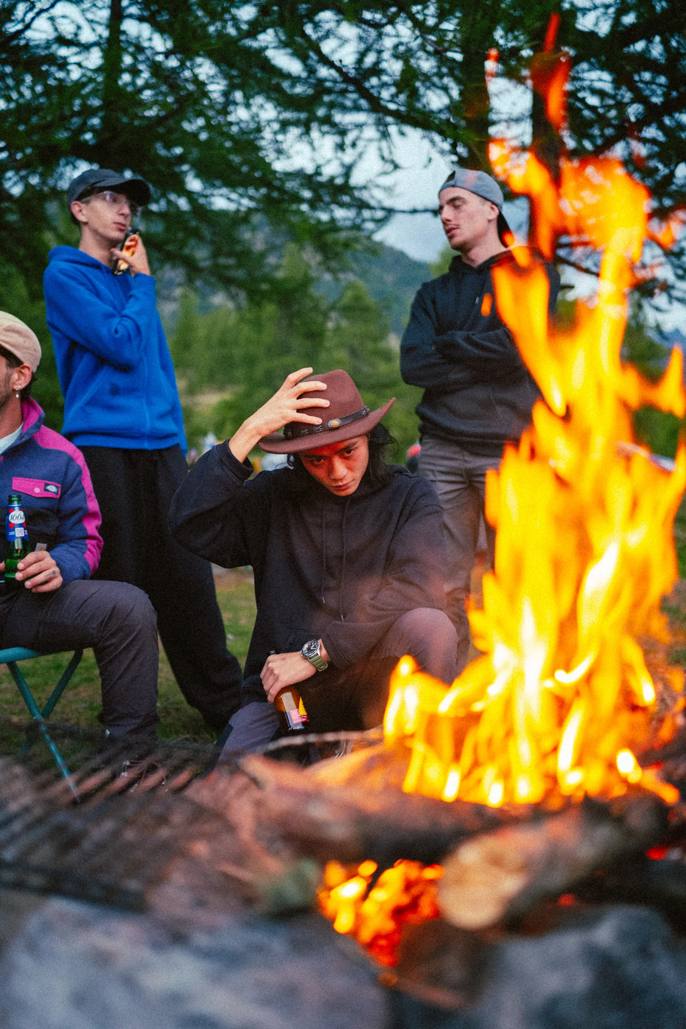 Steve et des amis autour d’un feu pendant un bivouac