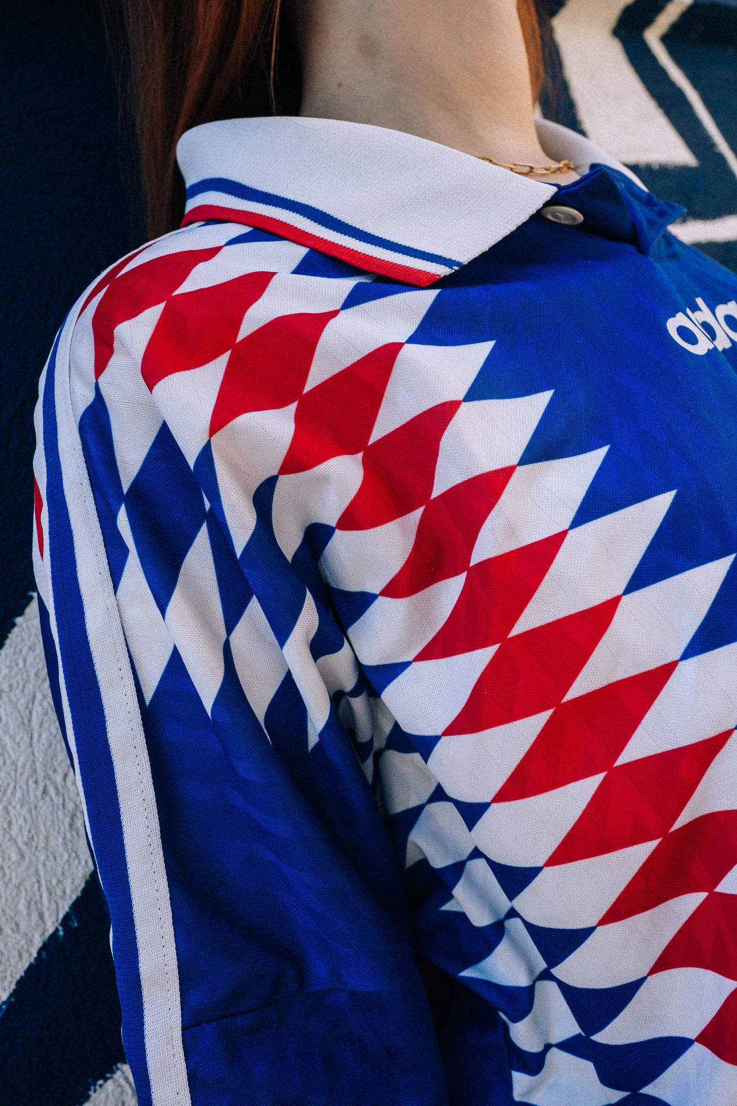 Modèle portant le maillot bleu Casa Di Meco