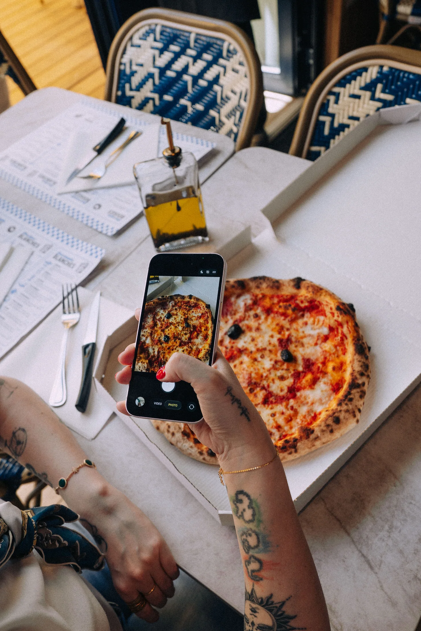 Pizza Casa Di Meco photographiée sur une table avec un téléphone
