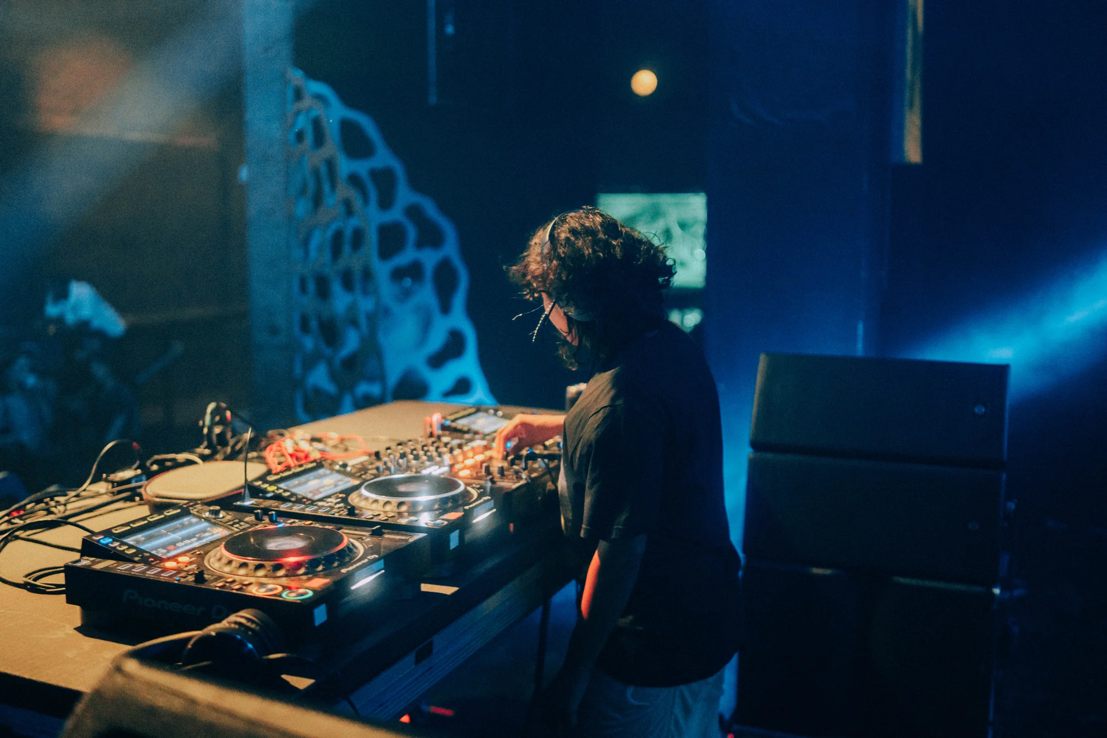 DJ aux platines dans la nuit