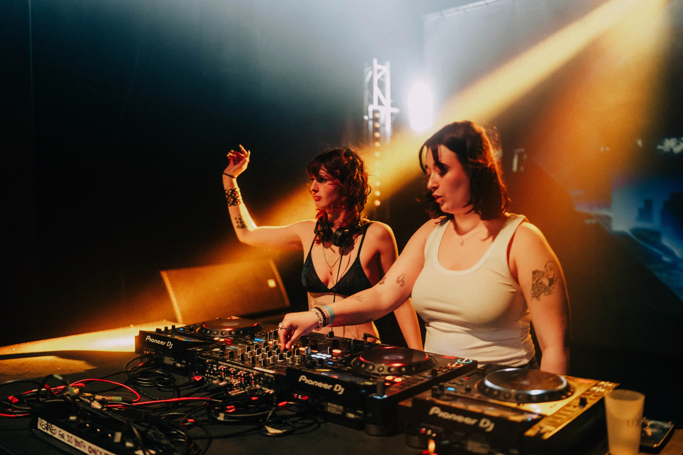 Deux artistes aux platines sous les projecteurs