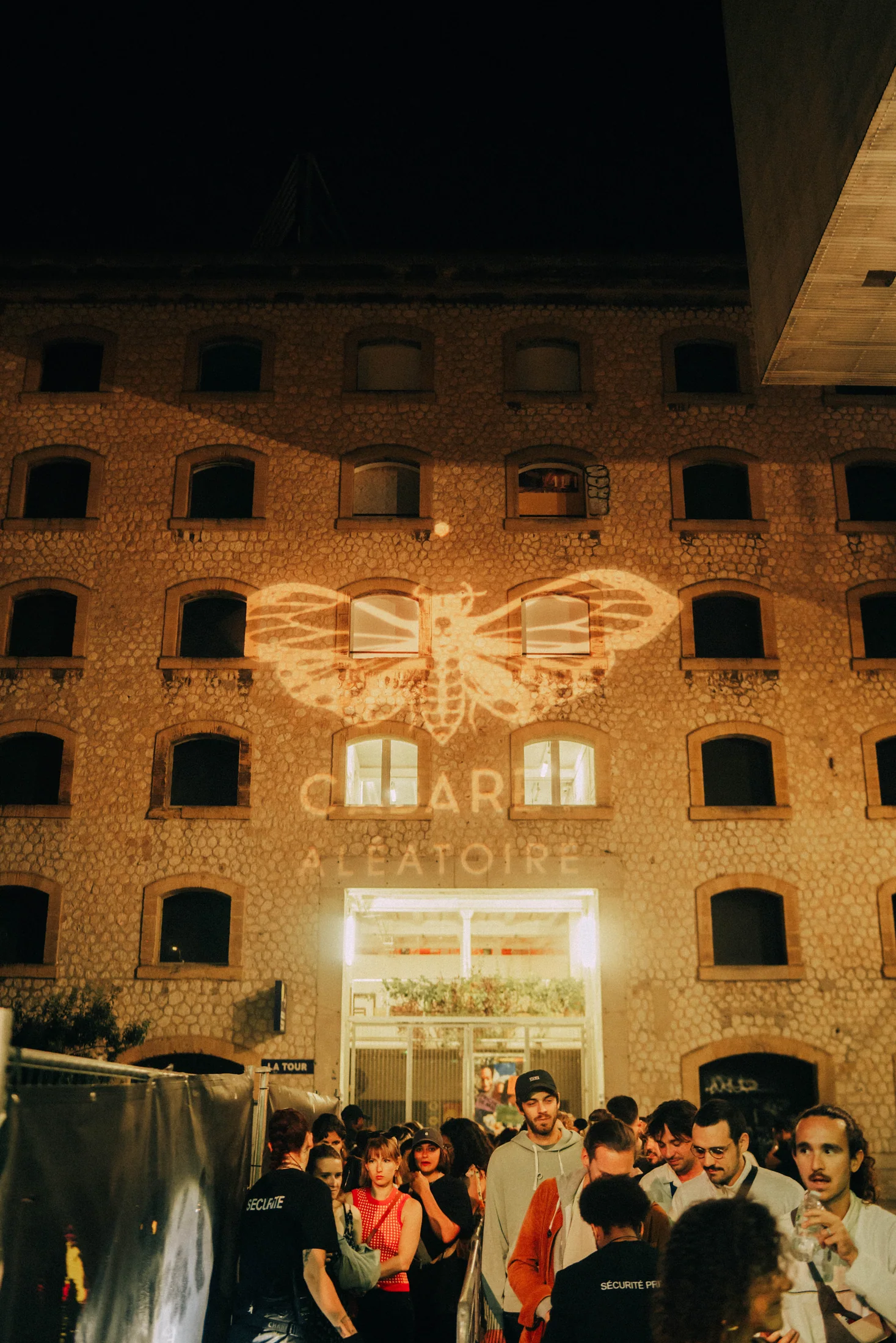 Artiste éclairé sur scène pendant la nuit