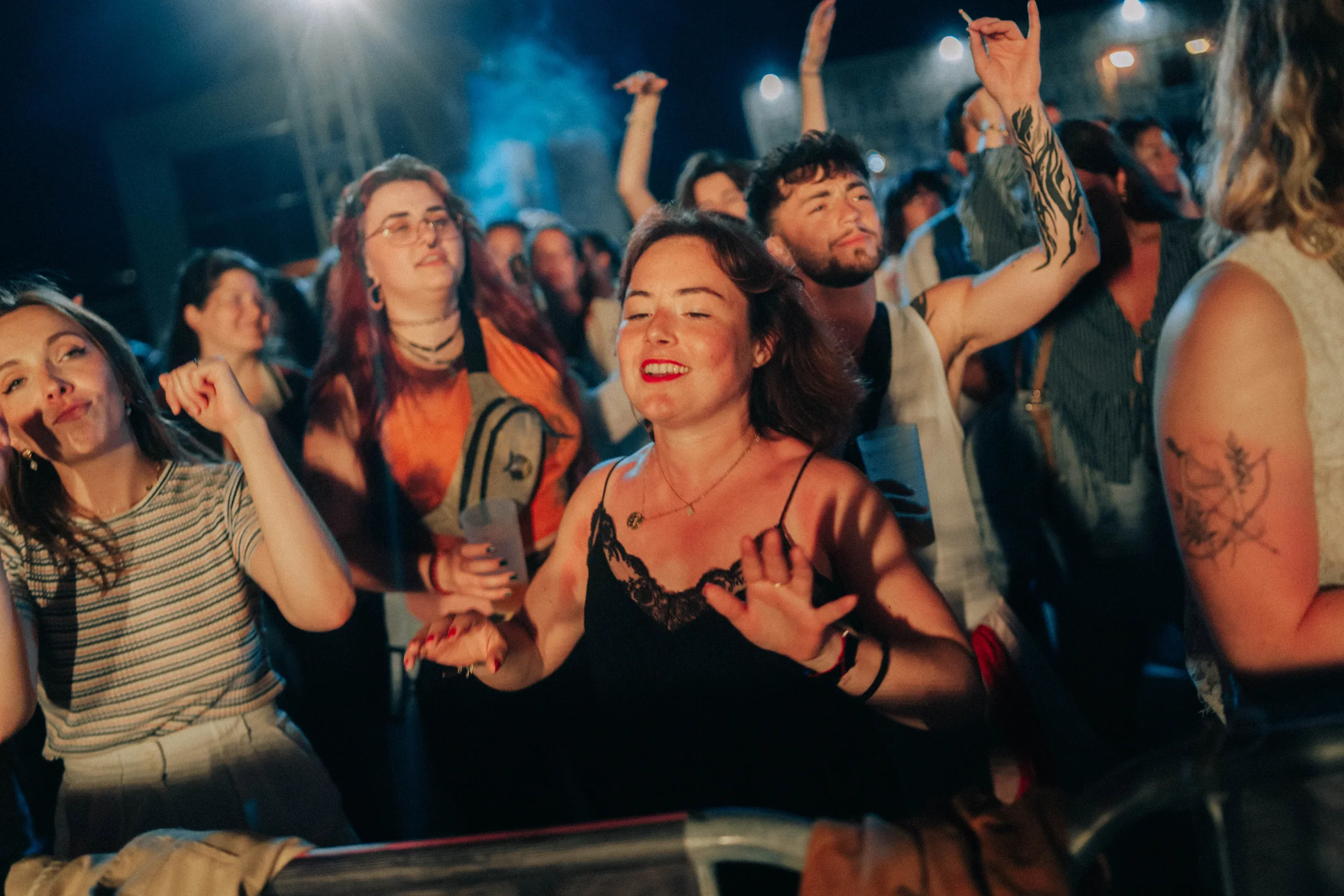 Foule rapprochée dans l'énergie du concert