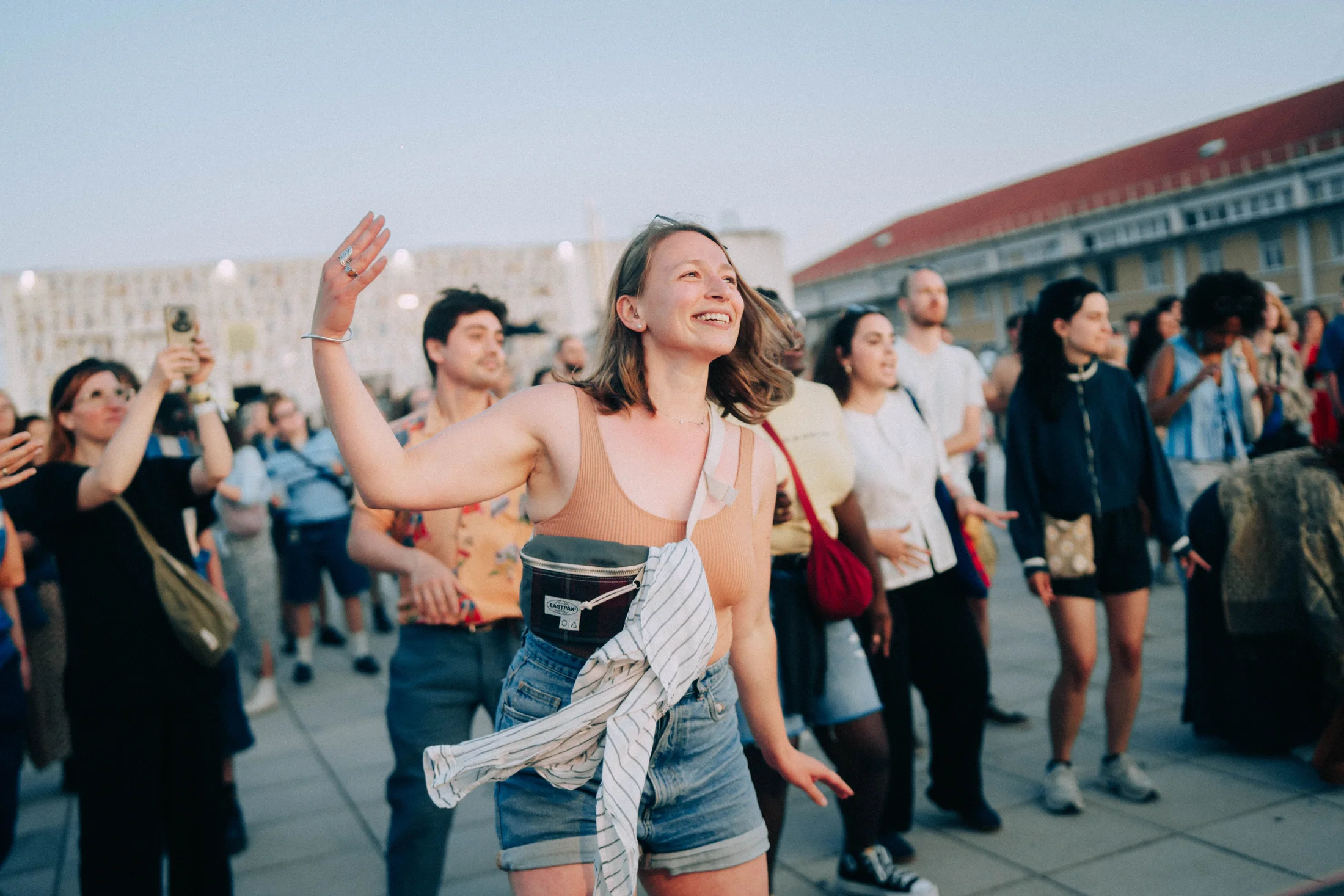 Public rassemblé pendant un moment de journée