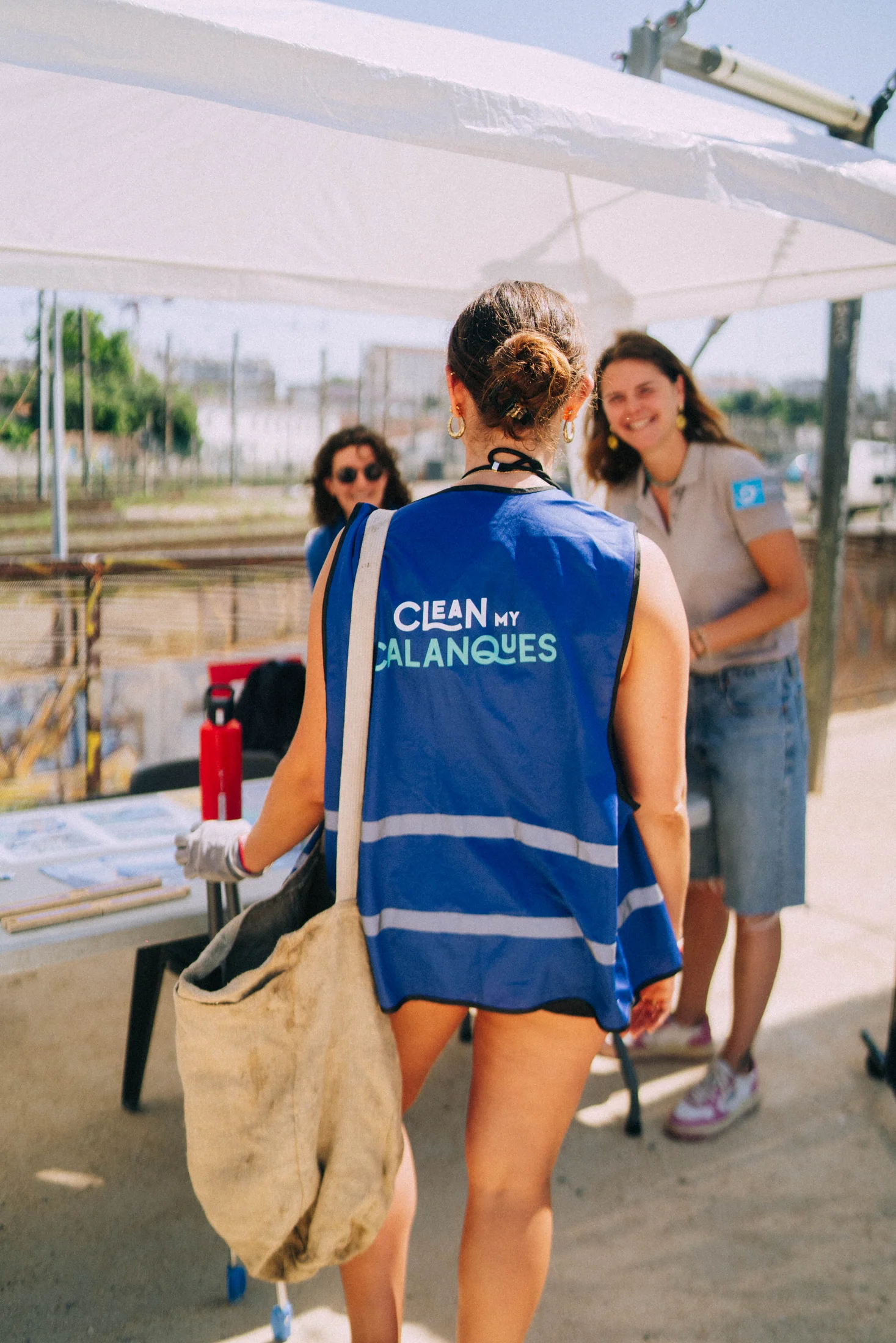 Participants dans l'espace extérieur de Clean My Calanques