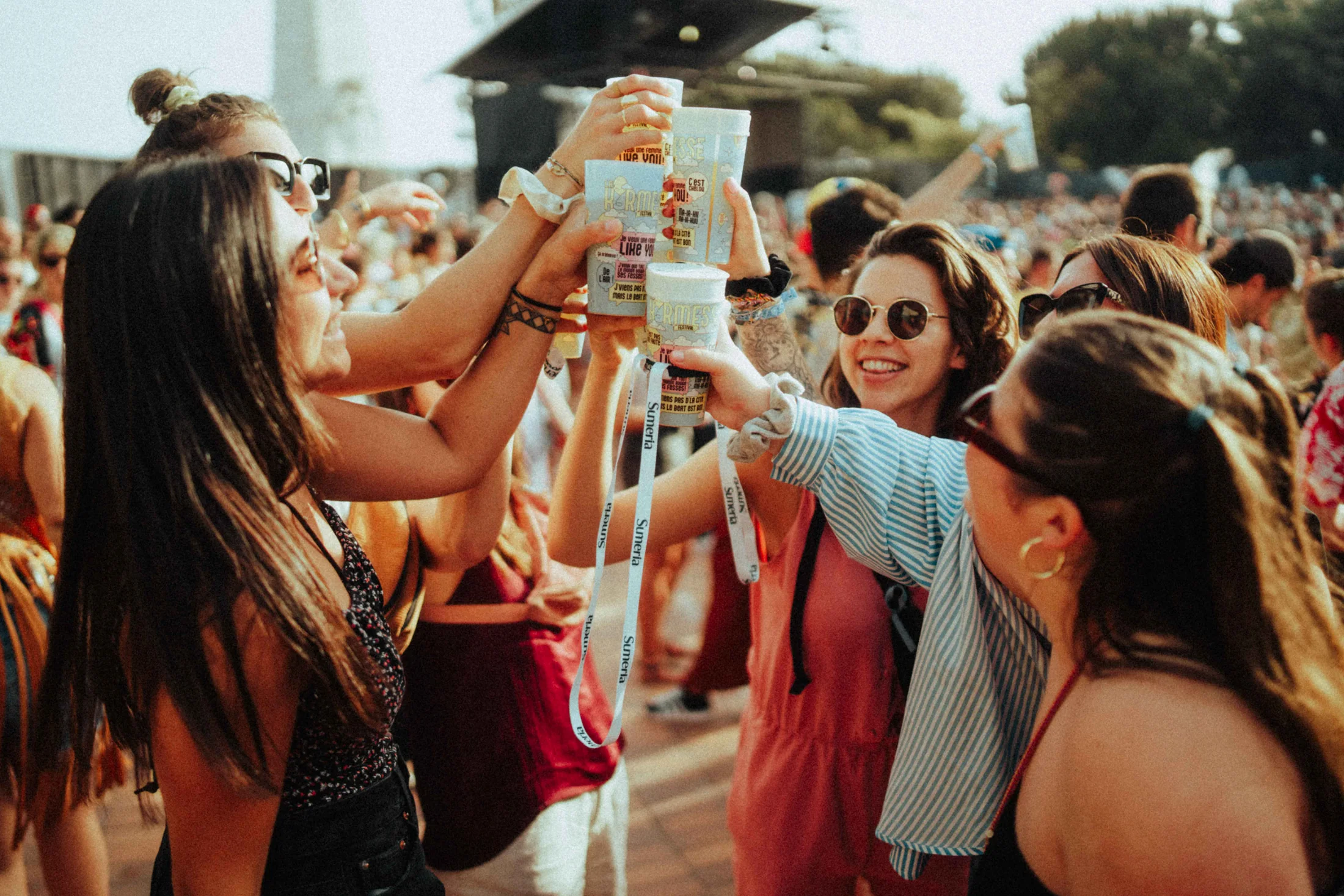 Public au premier plan pendant le festival