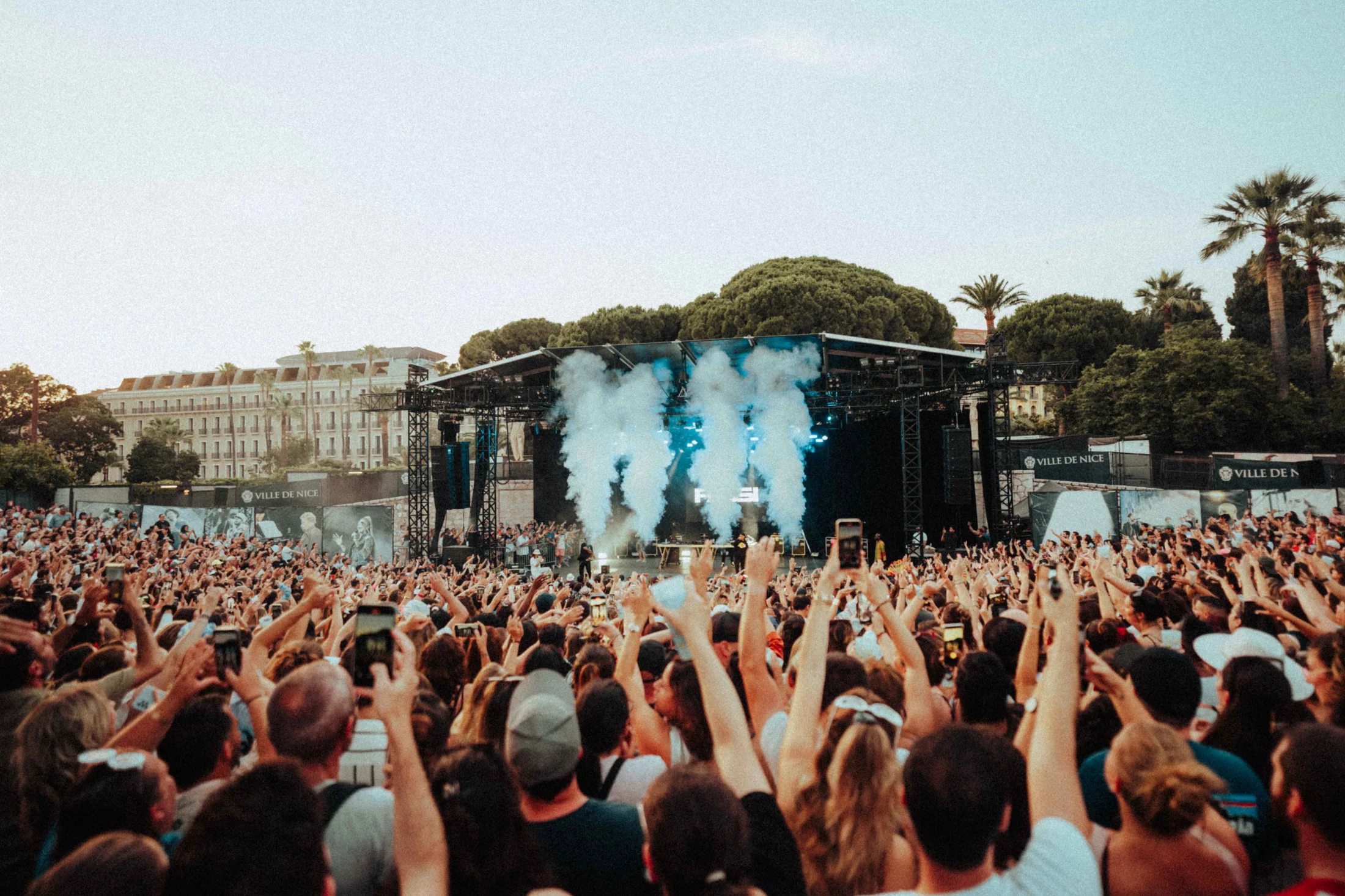 Public devant une scène extérieure pendant La Kermesse