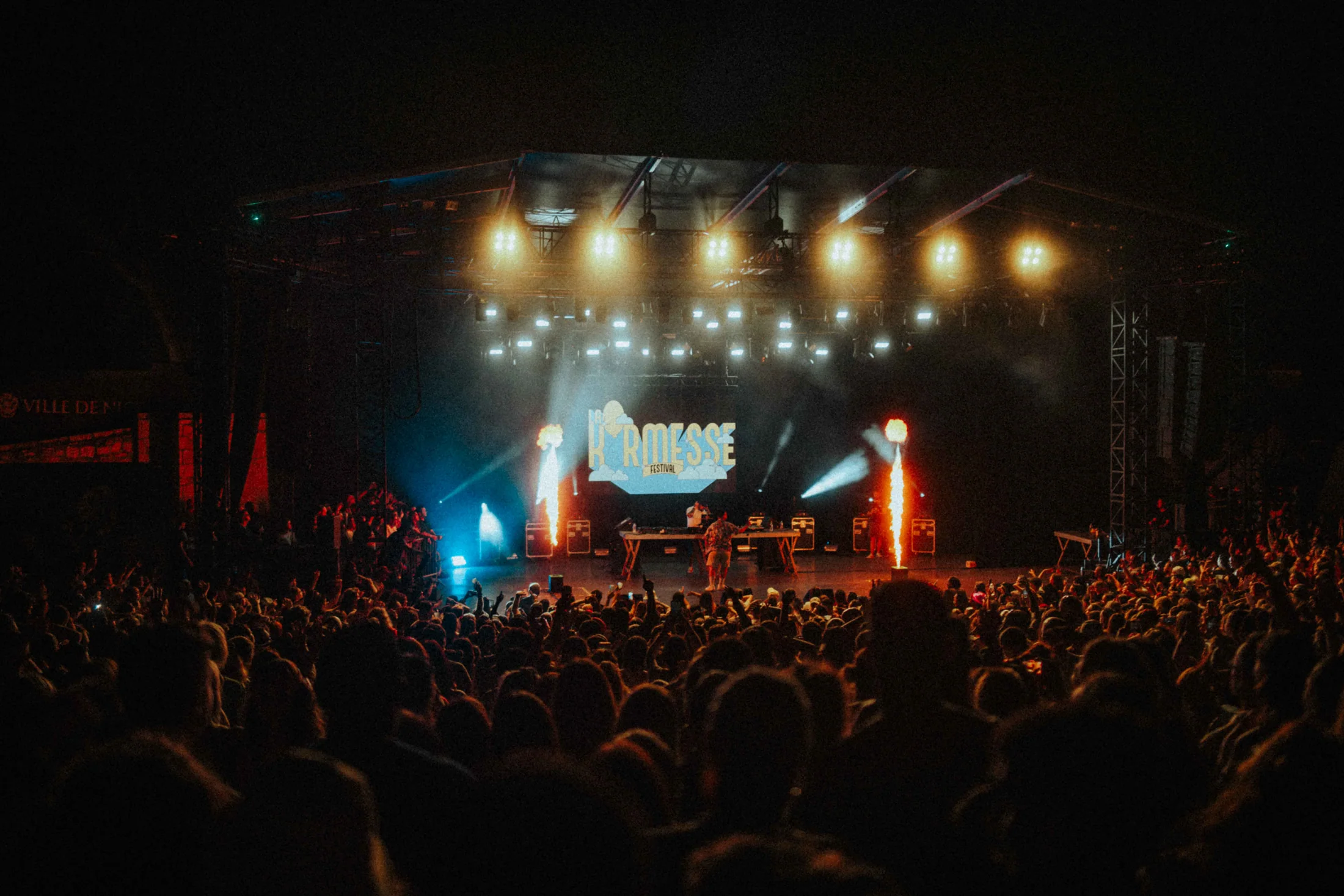 Foule face à la scène dans la nuit