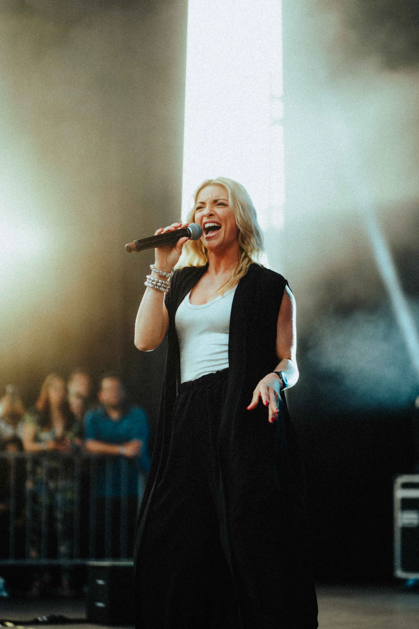 Chanteuse en concert devant le public