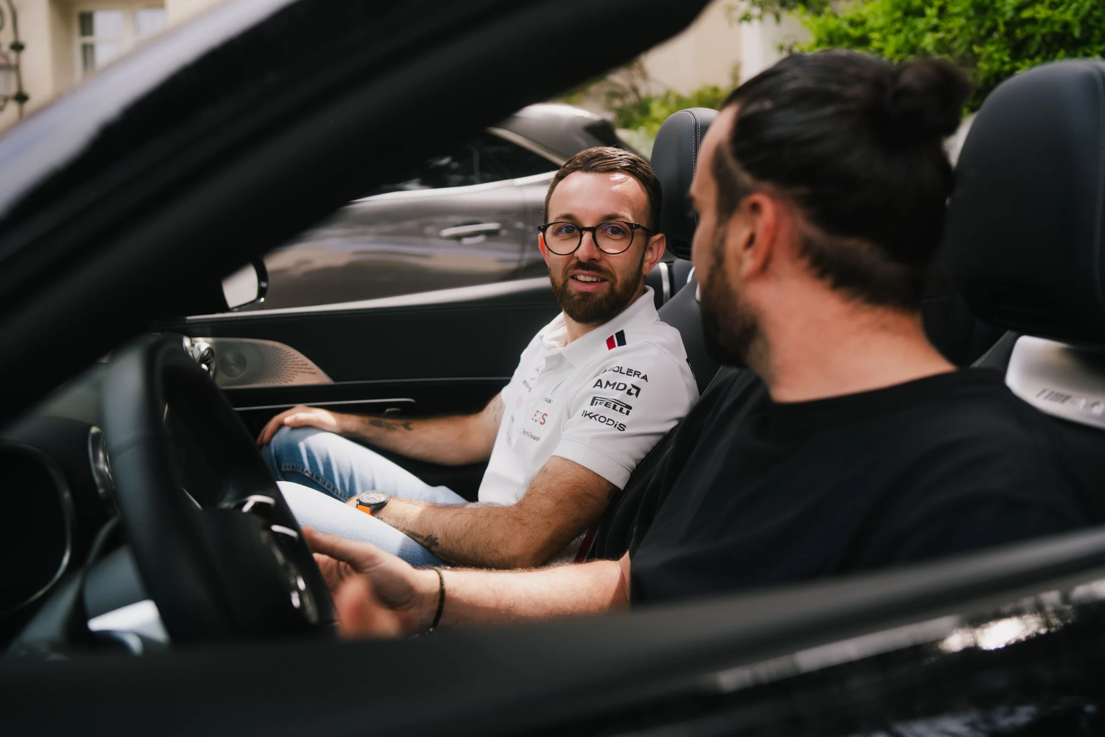 Échange entre les deux intervenants dans une Mercedes