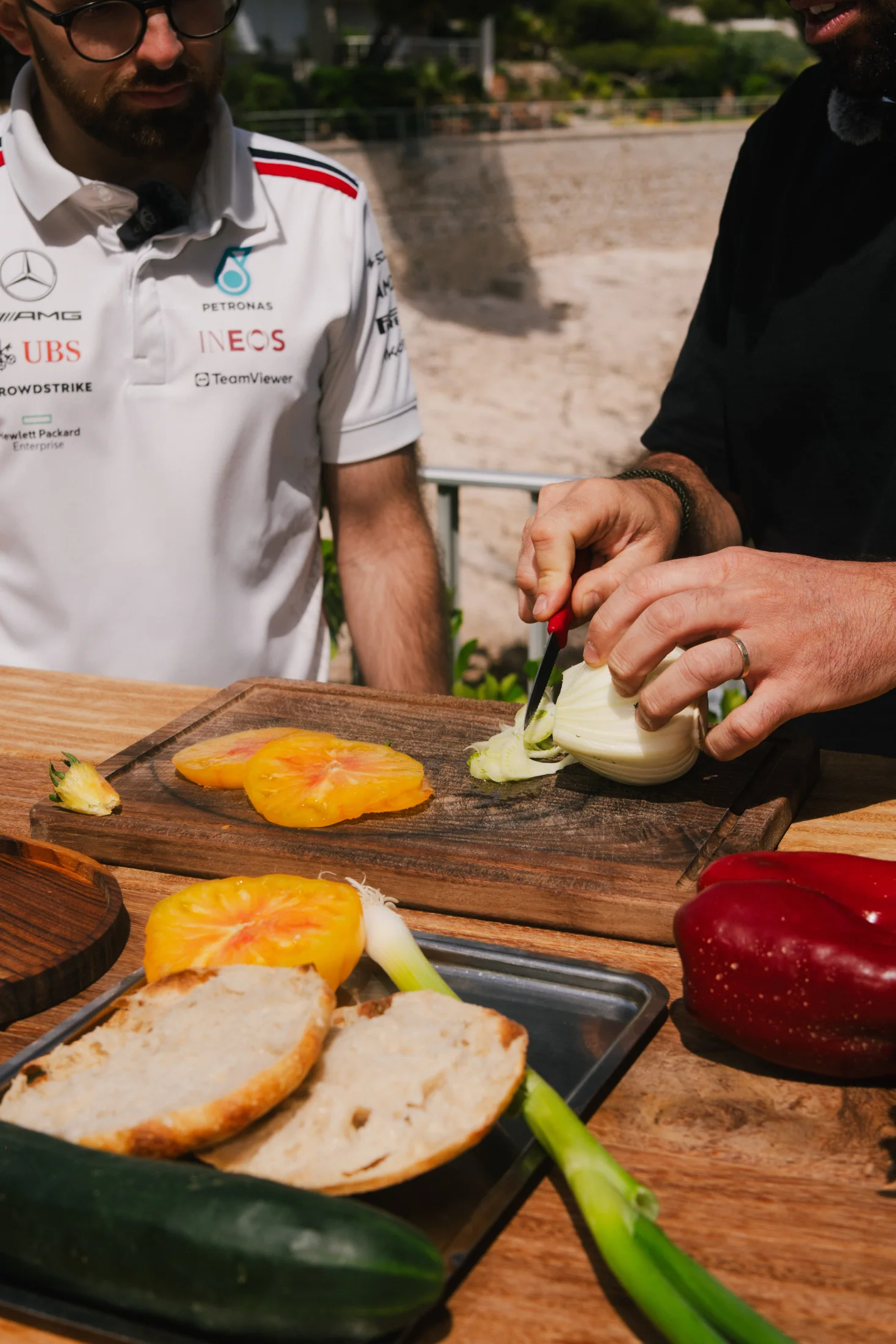 Détail de mains pendant la préparation culinaire