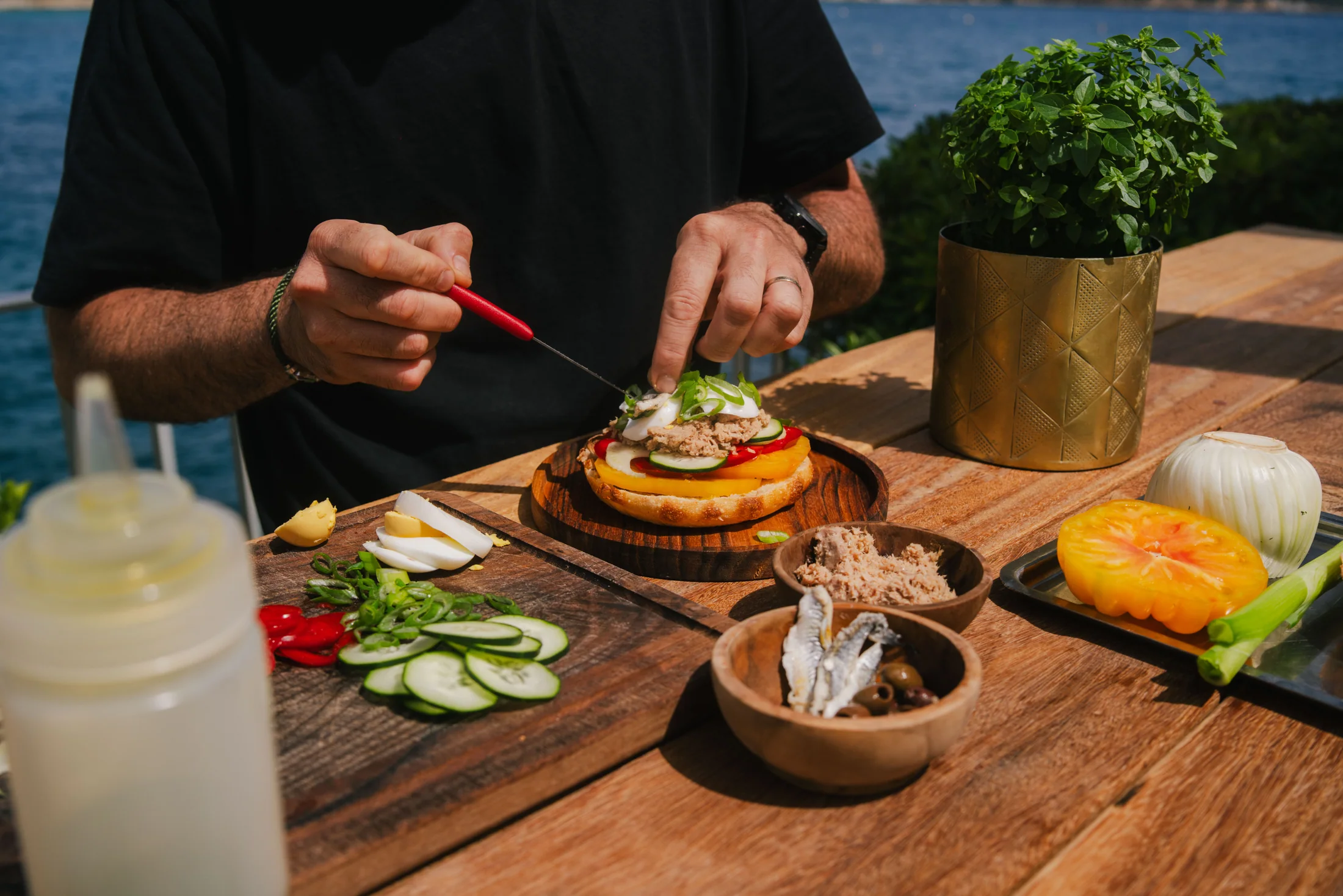 Préparation culinaire photographiée en bord de mer
