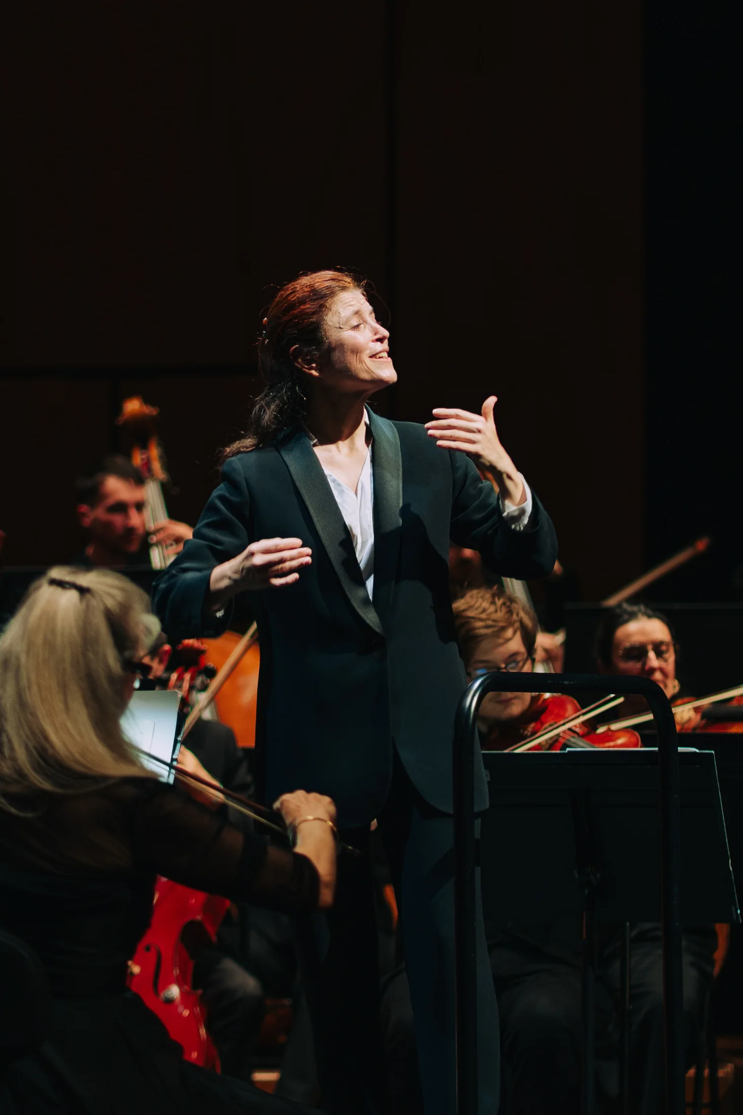 Cheffe d'orchestre en répétition