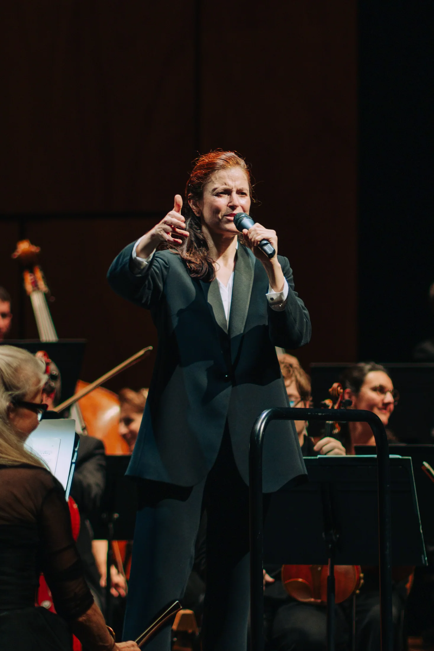 Interprète au micro devant l'orchestre