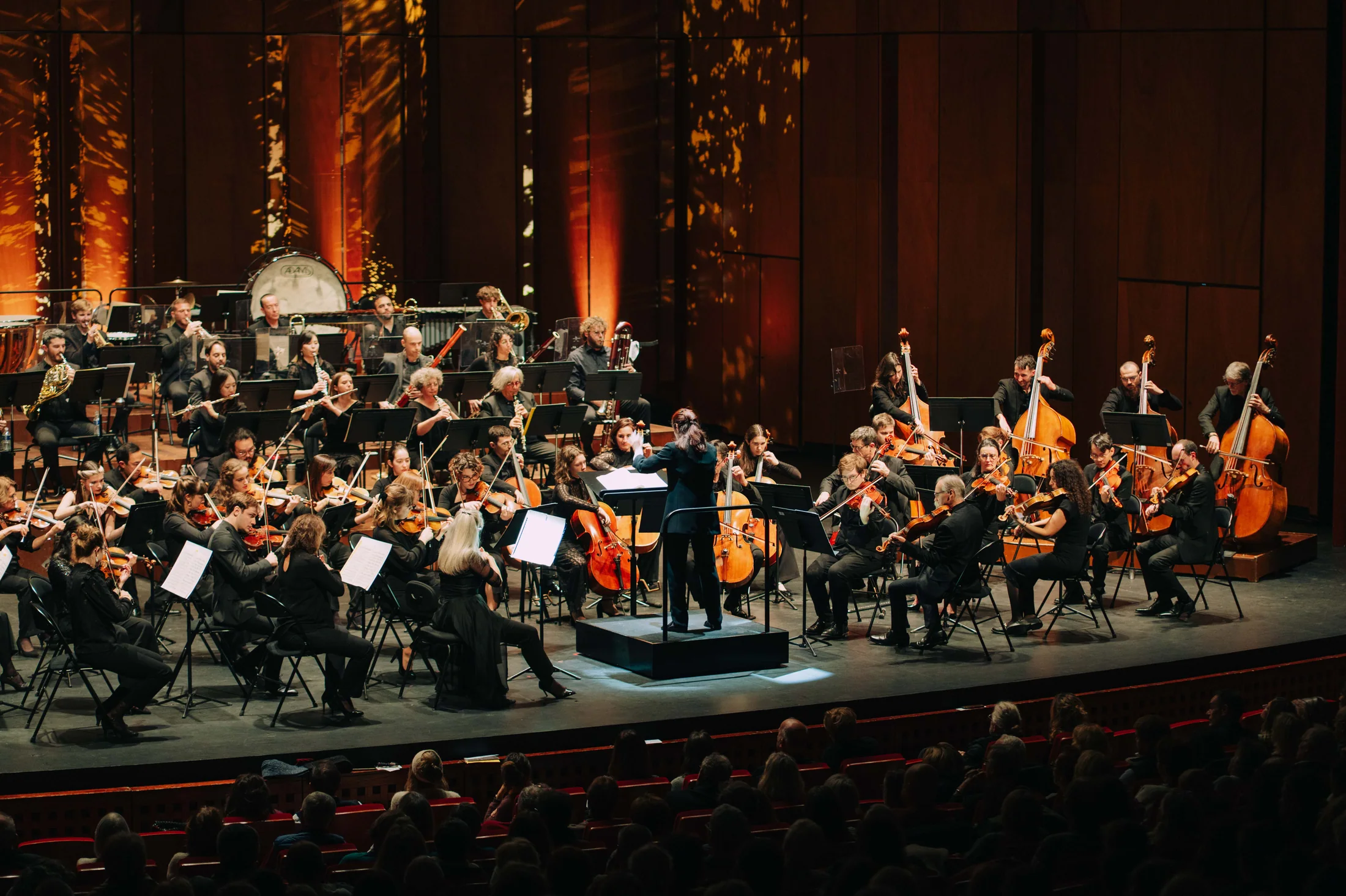 Orchestre installé sur la scène du Grand Théâtre de Provence