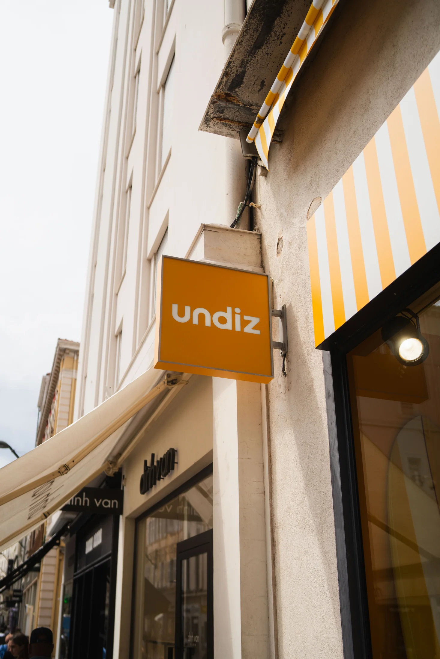 Enseigne drapeau Undiz dans la rue